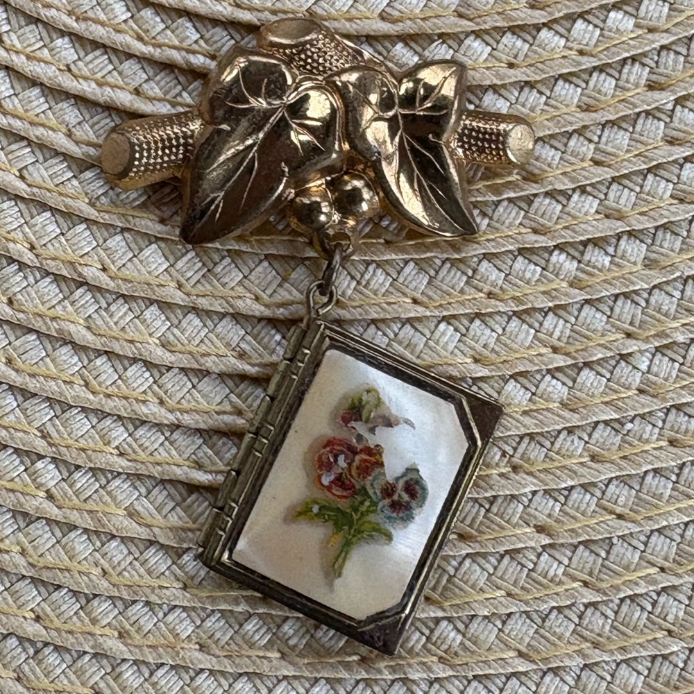 Vintage gold pin with locket for two pictures and flowers on front - Picture 5 of 10